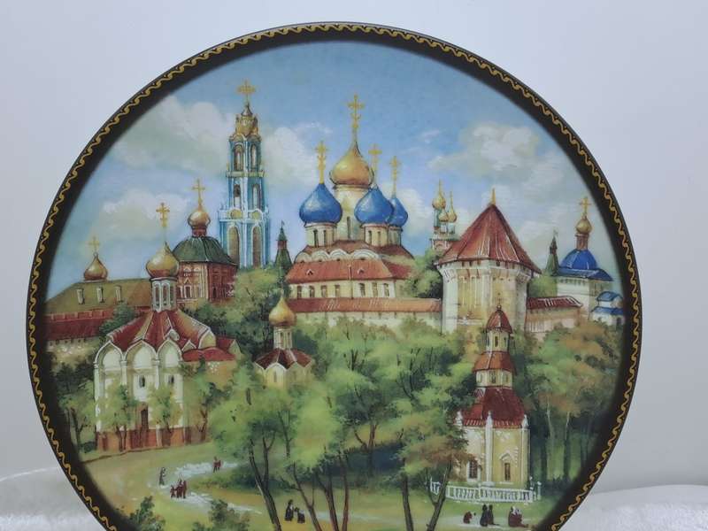 1997 Limited Edition Epic Porcelain Decorative Plate- No 2 of `Temples of Russia` Series -Moscow