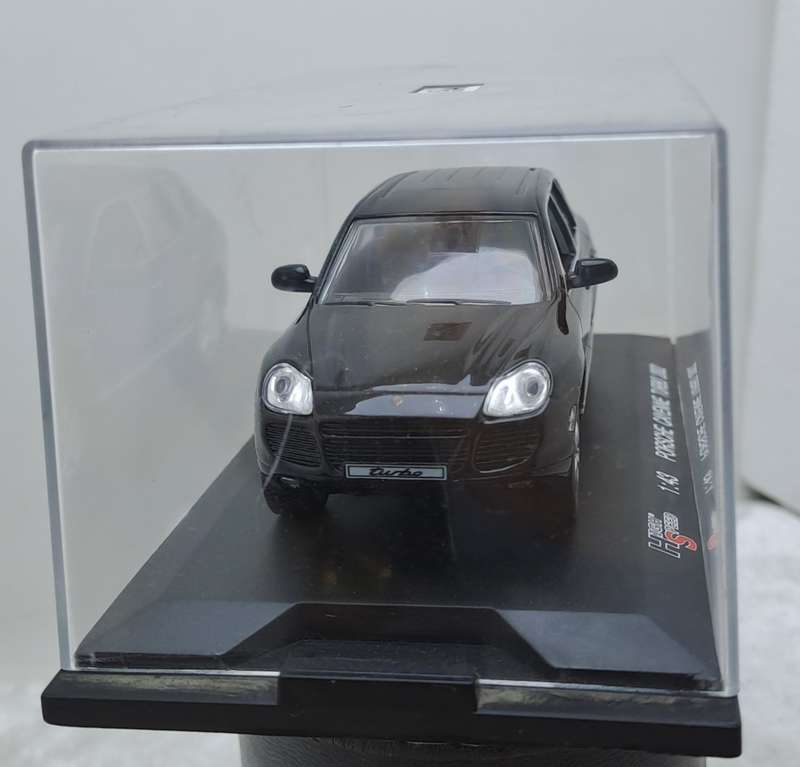 High Speed 2002 Porche Cayenne Turbo 1:43 Scale