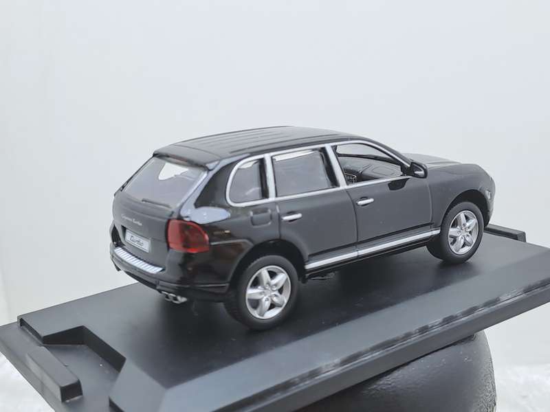 High Speed 2002 Porche Cayenne Turbo 1:43 Scale