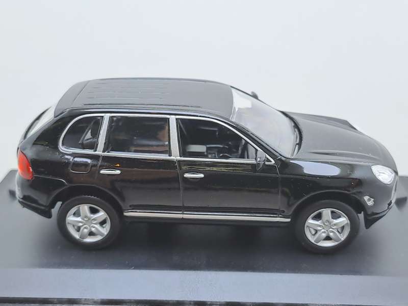 High Speed 2002 Porche Cayenne Turbo 1:43 Scale