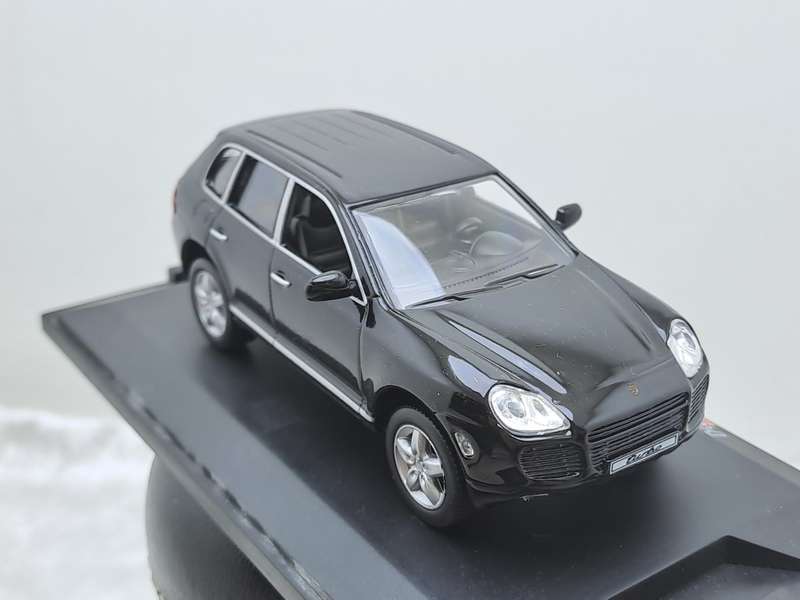 High Speed 2002 Porche Cayenne Turbo 1:43 Scale