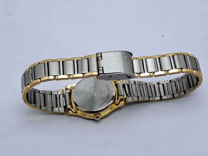 Vintage Ladie`s Gucci 2035 Quartz  Watch -Singapore Movement -Working