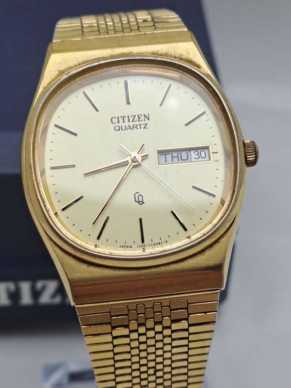 Vintage 1980`s Citizen Quartz  Mens watch 1250-212361-Y Gold tone Day/Date Watch working in case