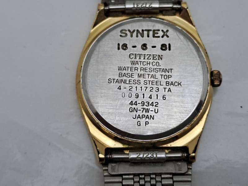 Vintage 1980`s Citizen Quartz  Mens watch 1250-212361-Y Gold tone Day/Date Watch working in case