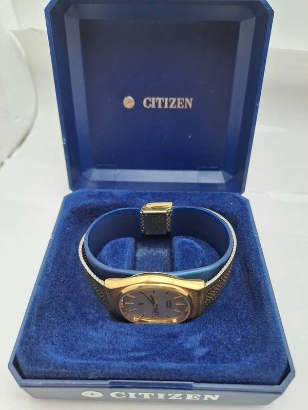 Vintage 1980`s Citizen Quartz  Mens watch 1250-212361-Y Gold tone Day/Date Watch working in case