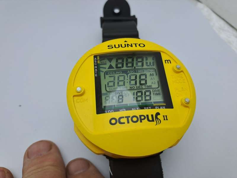 Pre-owned Suunto Octopus II Dive Computer -Working -Good condition -with scratch Guard.