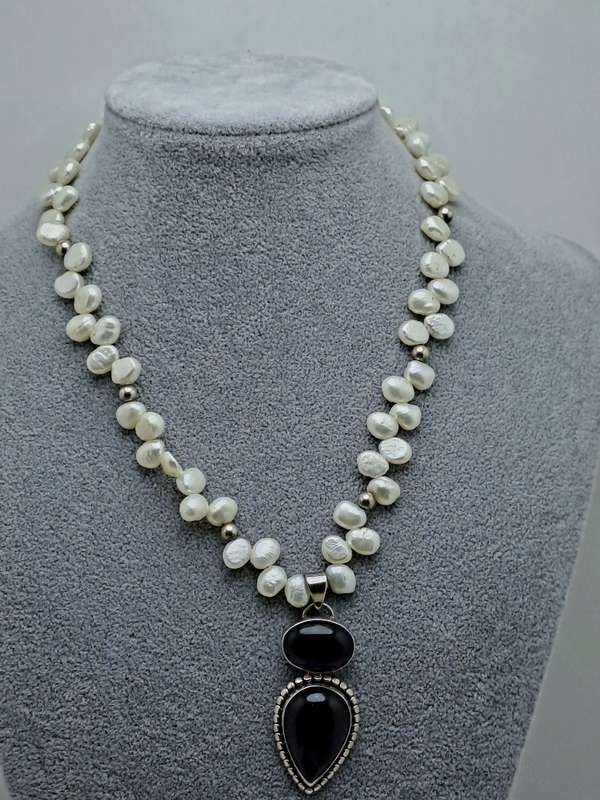 Vintage Genuine Pearl Necklace with Genuine Amethyst 925 Sterling Silver Pendant. 43cm