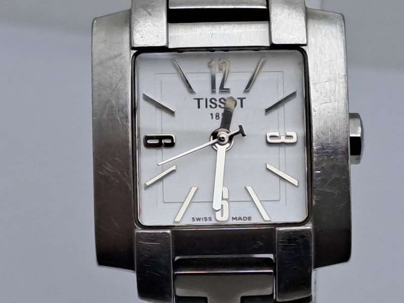 Pre-owned Ladies Tissot Quartz Watch L835/935 SKP-JA-1 -Working- a piece of the strap is missing,