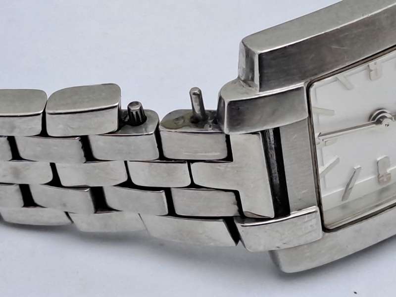 Pre-owned Ladies Tissot Quartz Watch L835/935 SKP-JA-1 -Working- a piece of the strap is missing,