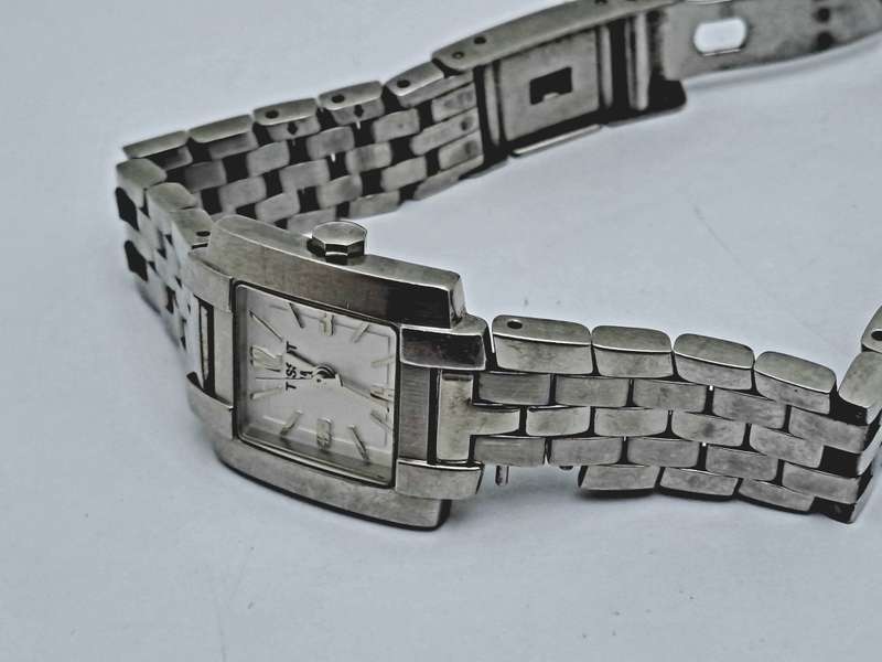 Pre-owned Ladies Tissot Quartz Watch L835/935 SKP-JA-1 -Working- a piece of the strap is missing,