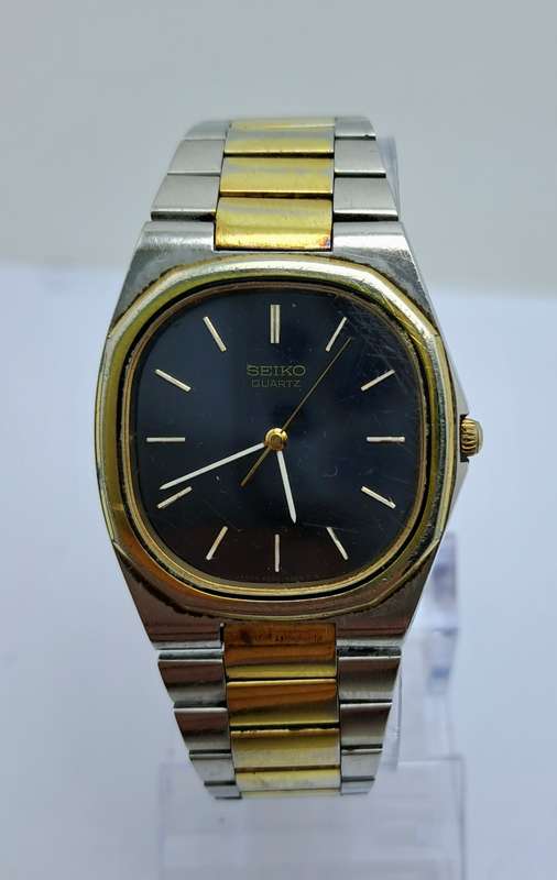 Pre-owned Vintage 1980`s Men`s Seiko Quarts -Working- Back cover engraved.
