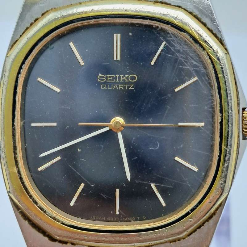 Pre-owned Vintage 1980`s Men`s Seiko Quarts -Working- Back cover engraved.