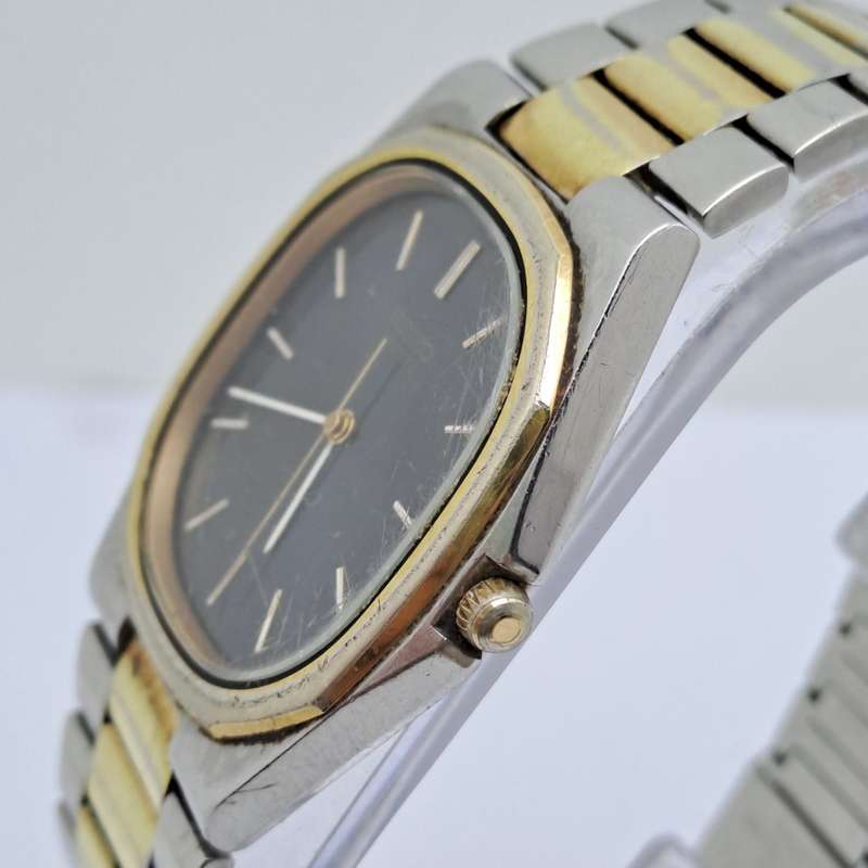 Pre-owned Vintage 1980`s Men`s Seiko Quarts -Working- Back cover engraved.