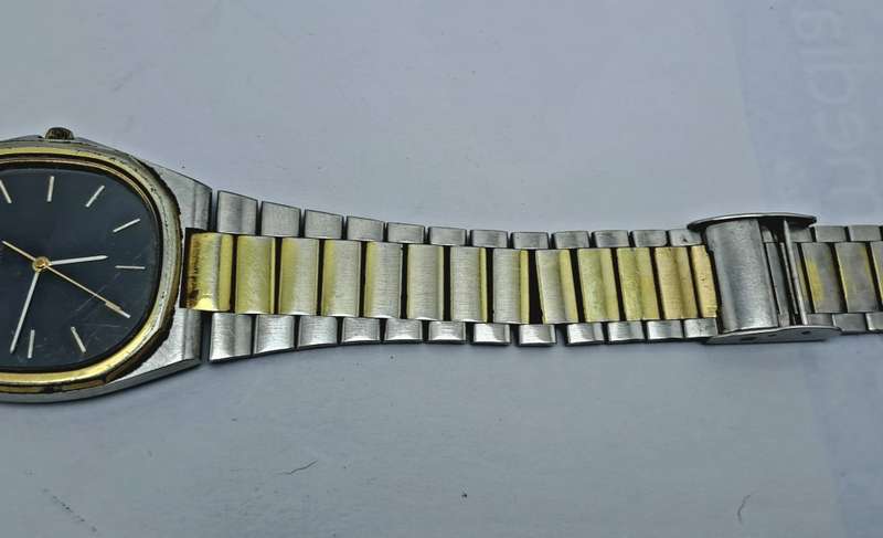 Pre-owned Vintage 1980`s Men`s Seiko Quarts -Working- Back cover engraved.