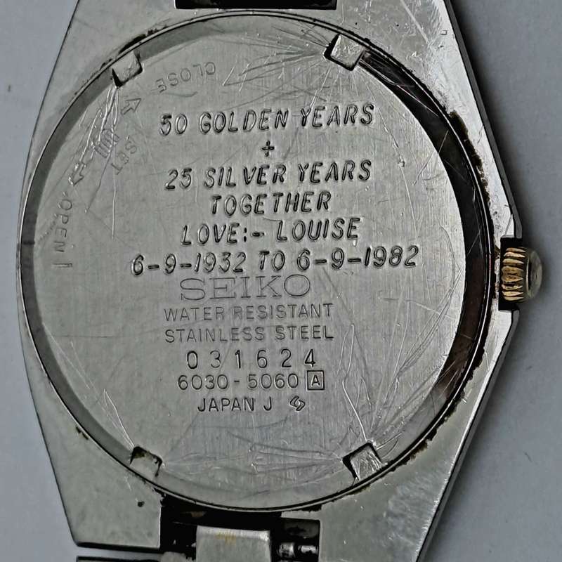 Pre-owned Vintage 1980`s Men`s Seiko Quarts -Working- Back cover engraved.