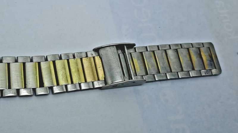 Pre-owned Vintage 1980`s Men`s Seiko Quarts -Working- Back cover engraved.