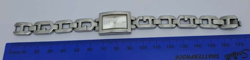 Pre-owned Ladies GUESS Quartz Stainless Steel watch - Working-Japan Movement