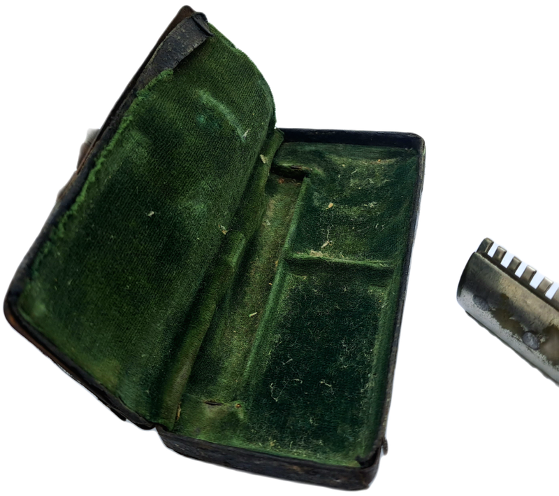 Antique Mens traveling Razot set in Tin . outside cover of tin in bad shape