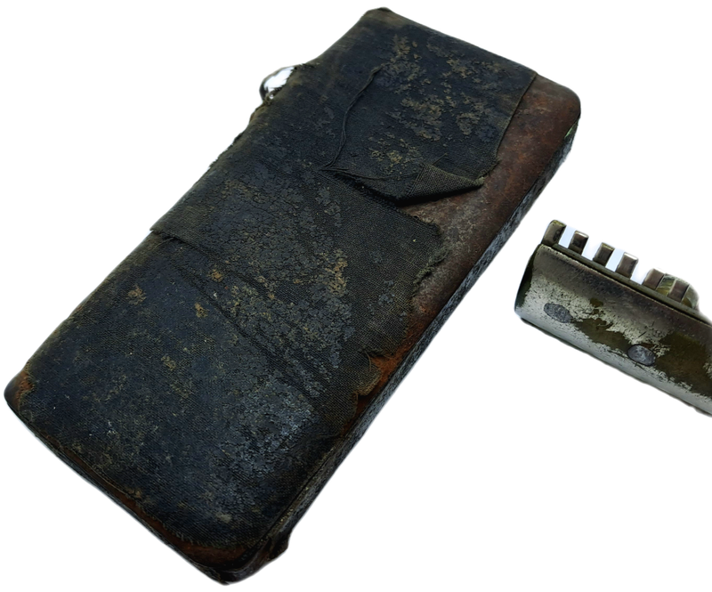 Antique Mens traveling Razot set in Tin . outside cover of tin in bad shape