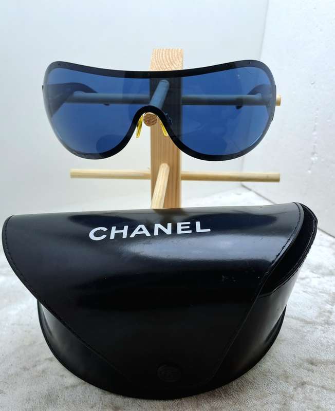 Pre-Owned Woman`s CHANEL Polorized Designer Sunglasses with Case -Made in Italy-Blue