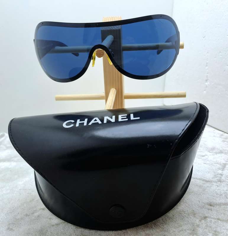 Pre-Owned Woman`s CHANEL Polorized Designer Sunglasses with Case -Made in Italy-Blue