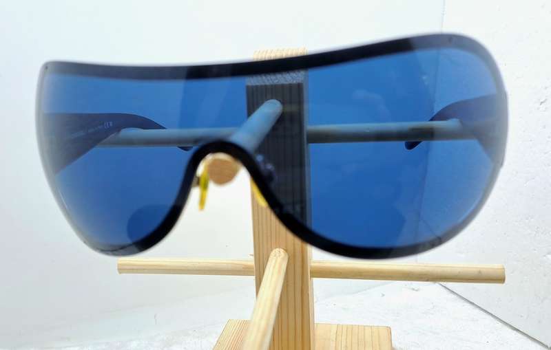 Pre-Owned Woman`s CHANEL Polorized Designer Sunglasses with Case -Made in Italy-Blue