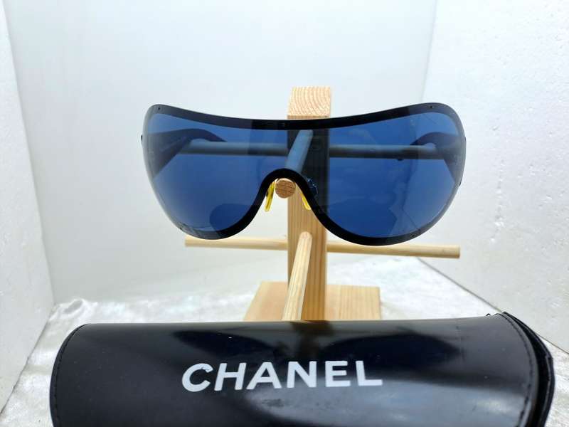Pre-Owned Woman`s CHANEL Polorized Designer Sunglasses with Case -Made in Italy-Blue