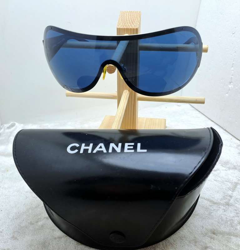 Pre-Owned Woman`s CHANEL Polorized Designer Sunglasses with Case -Made in Italy-Blue