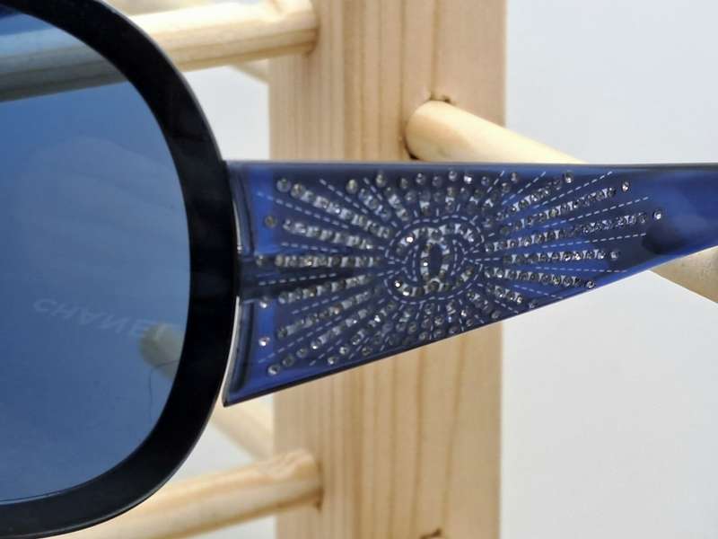 Pre-Owned Woman`s CHANEL Polorized Designer Sunglasses with Case -Made in Italy-Blue