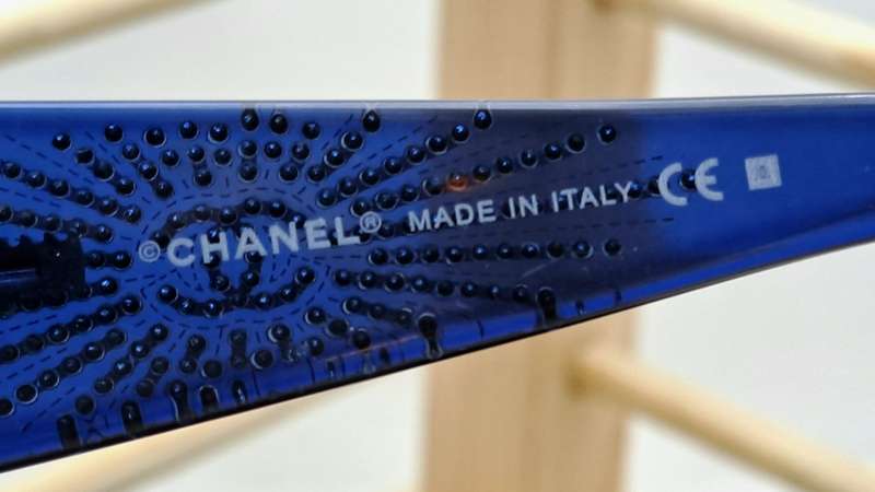 Pre-Owned Woman`s CHANEL Polorized Designer Sunglasses with Case -Made in Italy-Blue
