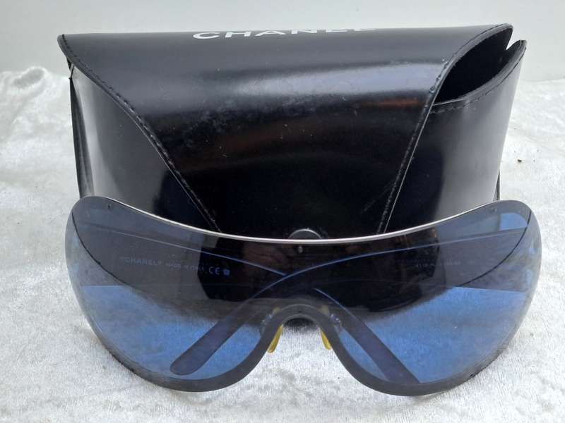 Pre-Owned Woman`s CHANEL Polorized Designer Sunglasses with Case -Made in Italy-Blue