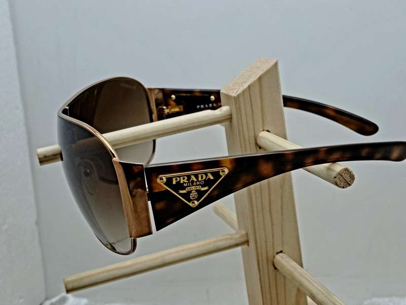 Pre -Owned Prada Milano Sunglasses with Case Made in Italy -SPR 57L 70E-6S1  120 3N