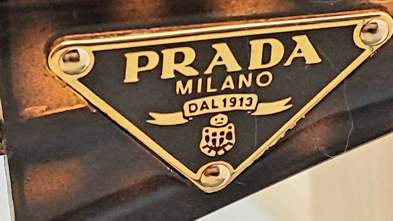 Pre -Owned Prada Milano Sunglasses with Case Made in Italy -SPR 57L 70E-6S1  120 3N