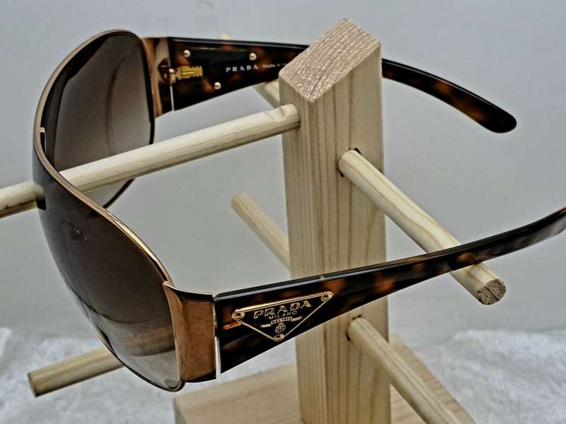 Pre -Owned Prada Milano Sunglasses with Case Made in Italy -SPR 57L 70E-6S1  120 3N