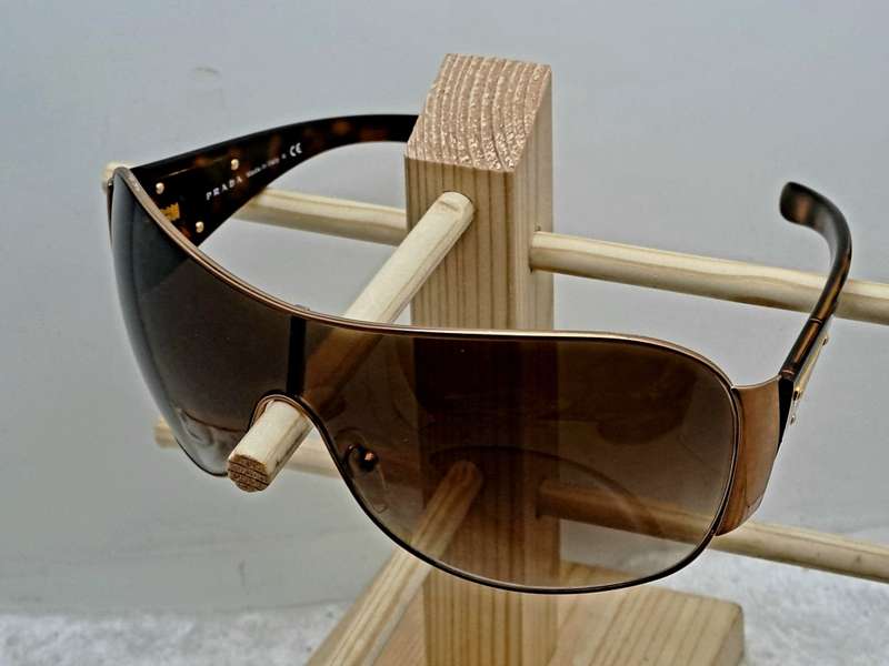 Pre -Owned Prada Milano Sunglasses with Case Made in Italy -SPR 57L 70E-6S1  120 3N