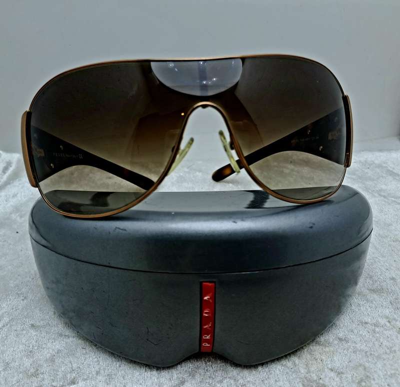 Pre -Owned Prada Milano Sunglasses with Case Made in Italy -SPR 57L 70E-6S1  120 3N