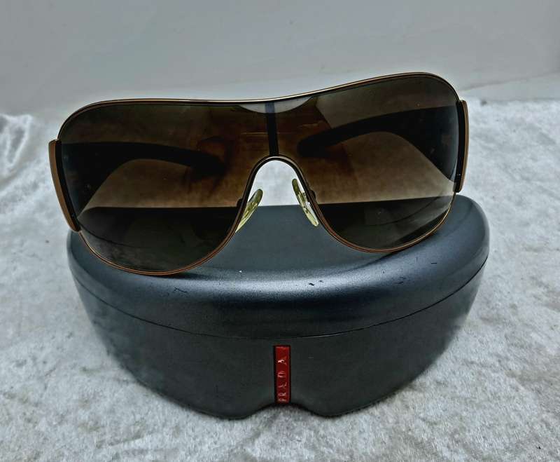 Pre -Owned Prada Milano Sunglasses with Case Made in Italy -SPR 57L 70E-6S1  120 3N
