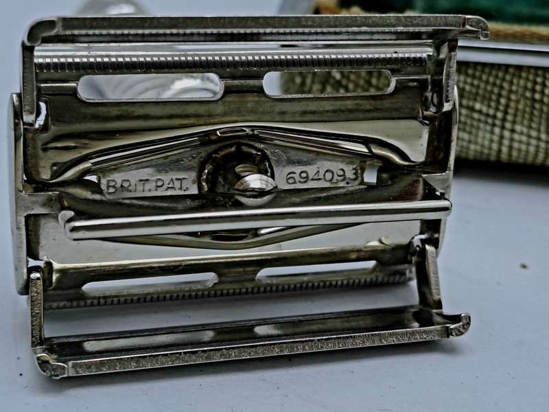 Vintage Gillette Safety Razor Brit.Pat 694093 in Case Made in England
