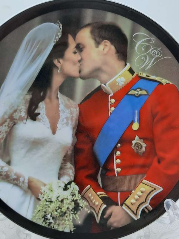 Plate To Commemorate the Royal Wedding of the Duke & Duchess of Cambridge 29th April 2011