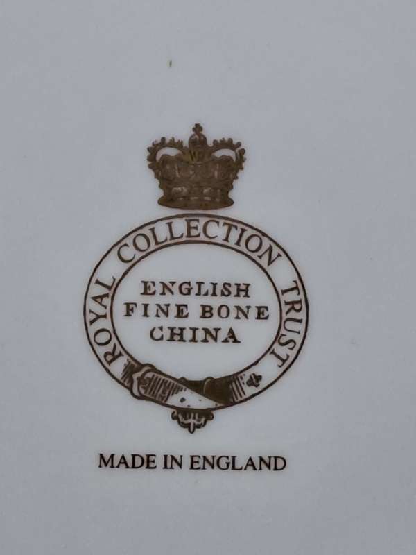 A Royal Collection Trust Plate to Commemorate the Birth of Prince George 22 July 2013.