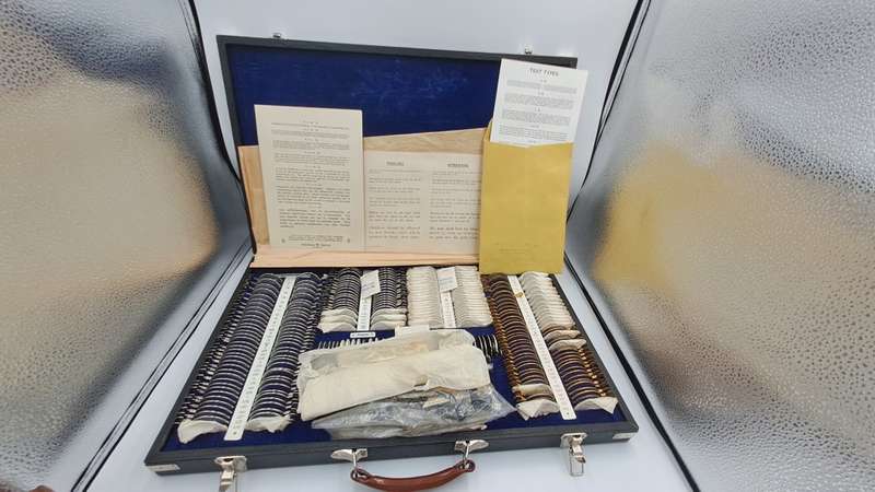Large Vintage Oculus Optometrist / Ophthalmological Lens Kit Complete with Large Wallchart-Germany