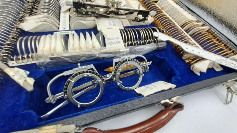 Large Vintage Oculus Optometrist / Ophthalmological Lens Kit Complete with Large Wallchart-Germany