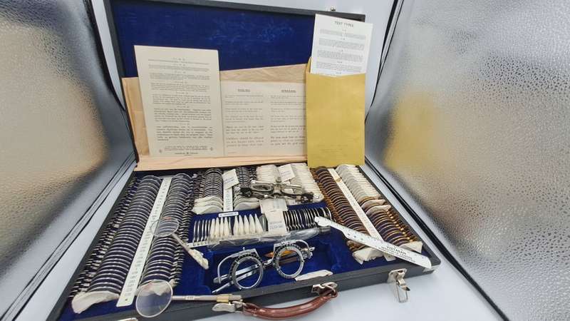 Large Vintage Oculus Optometrist / Ophthalmological Lens Kit Complete with Large Wallchart-Germany