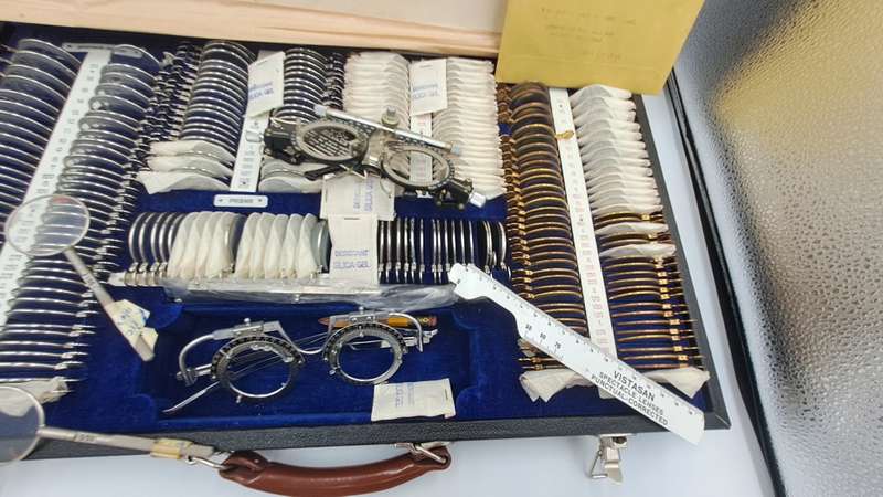 Large Vintage Oculus Optometrist / Ophthalmological Lens Kit Complete with Large Wallchart-Germany