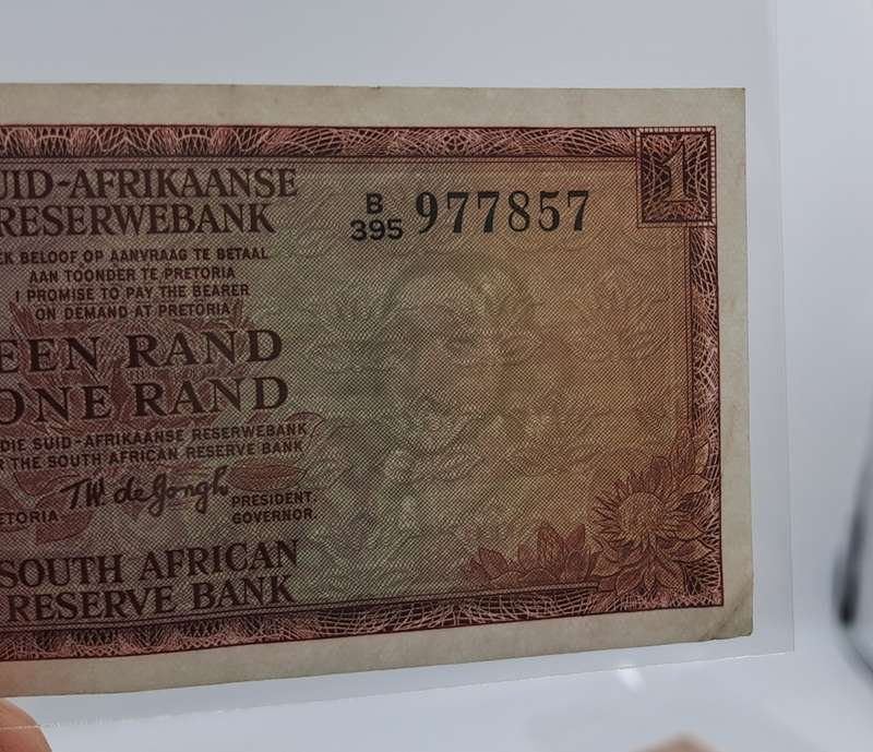 1975 TW de Jongh South Africa 1 Rand -Afrikaans - English Prefix B395 -Bank Note