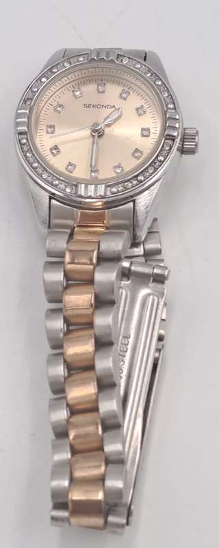 Pre-Owned Vintage SEKONDA Ladies Quartz Watch -working -SHORT strap Links missing