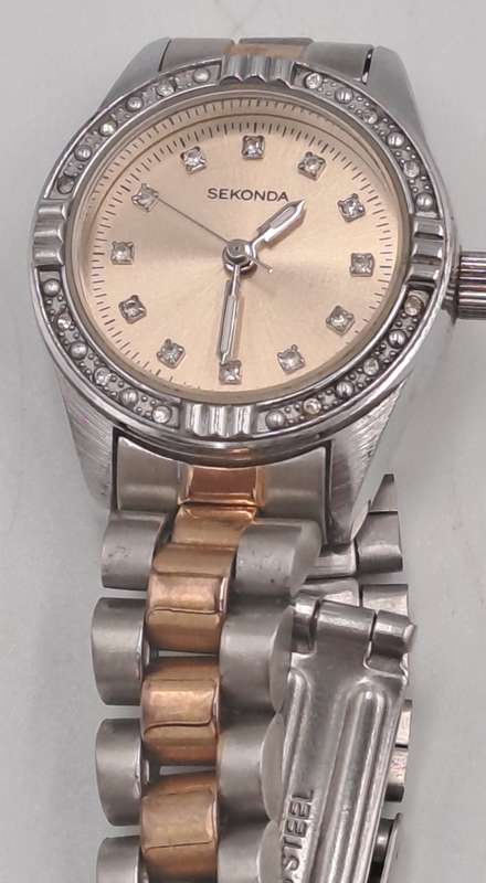 Pre-Owned Vintage SEKONDA Ladies Quartz Watch -working -SHORT strap Links missing