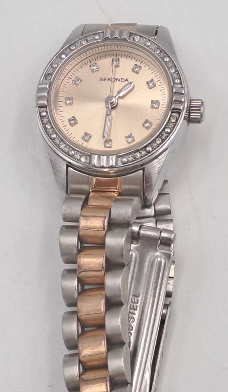 Pre-Owned Vintage SEKONDA Ladies Quartz Watch -working -SHORT strap Links missing
