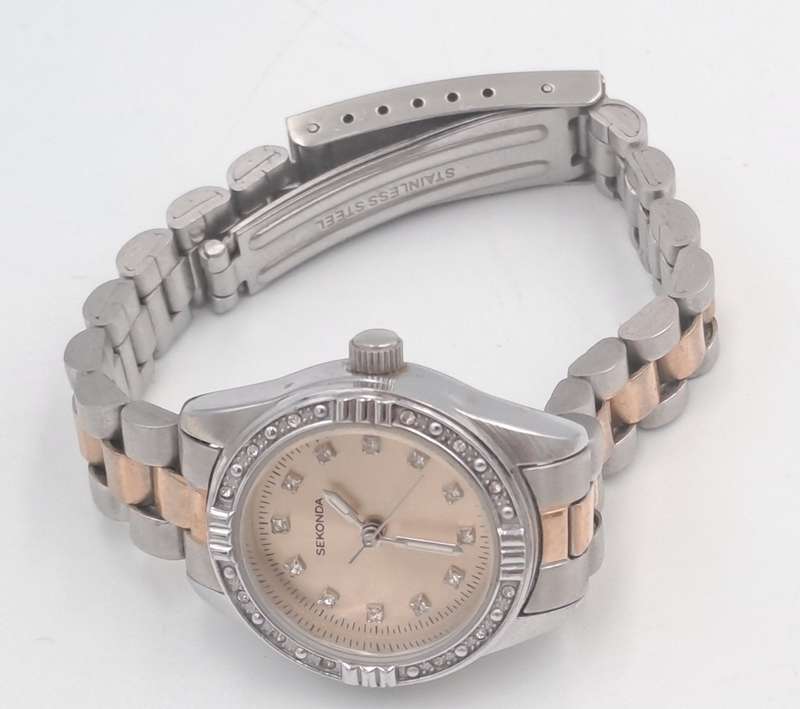 Pre-Owned Vintage SEKONDA Ladies Quartz Watch -working -SHORT strap Links missing