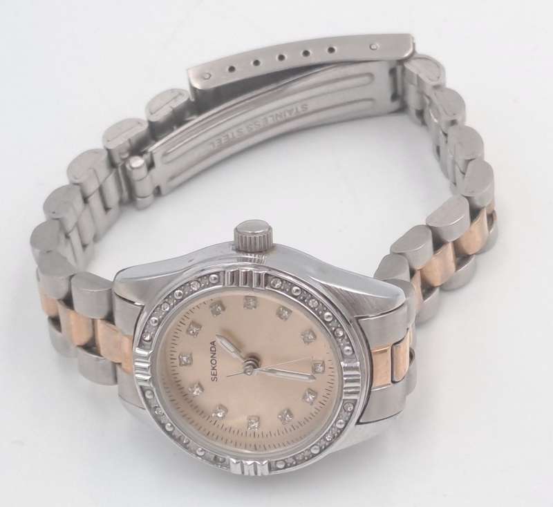 Pre-Owned Vintage SEKONDA Ladies Quartz Watch -working -SHORT strap Links missing